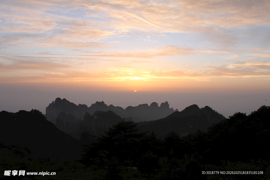远山日落黄昏美景