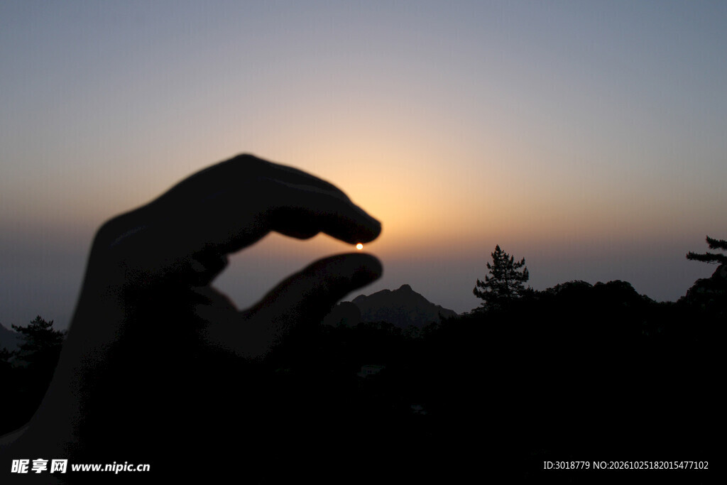 手形奇石衔住夕阳