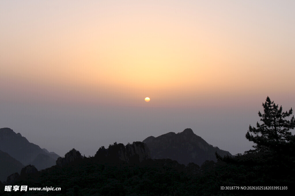 山间落日黄昏美景