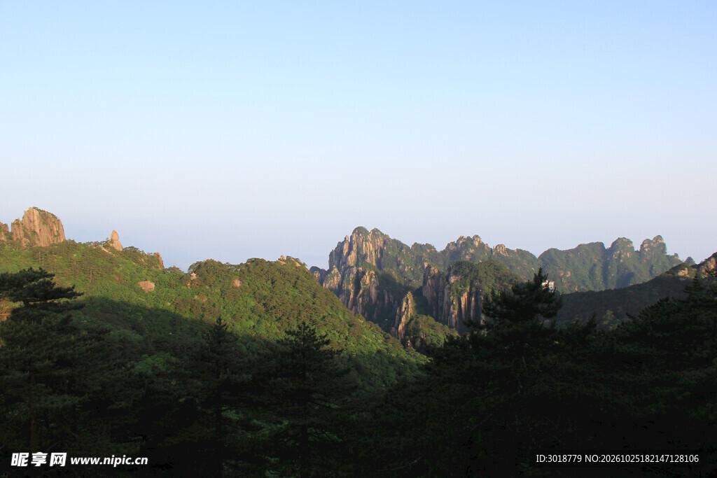 晨光下的山野峰峦