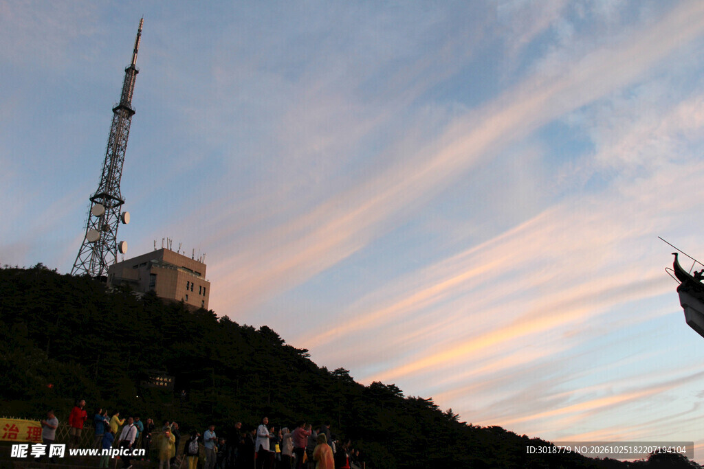 山顶高塔黄昏云景