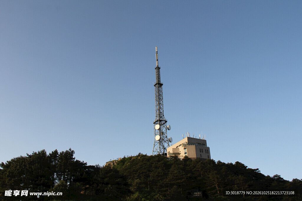 山顶通讯塔晴空远景