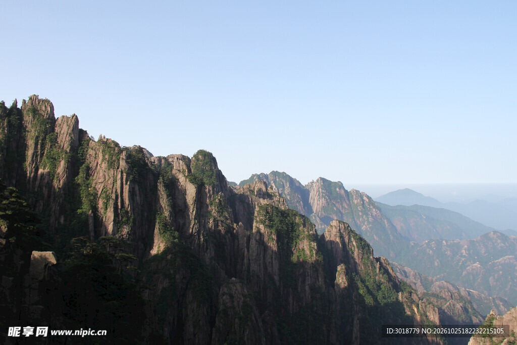 晴空下的峭壁山景
