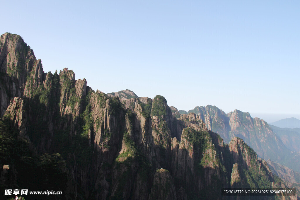 晴空下的险峻山峦