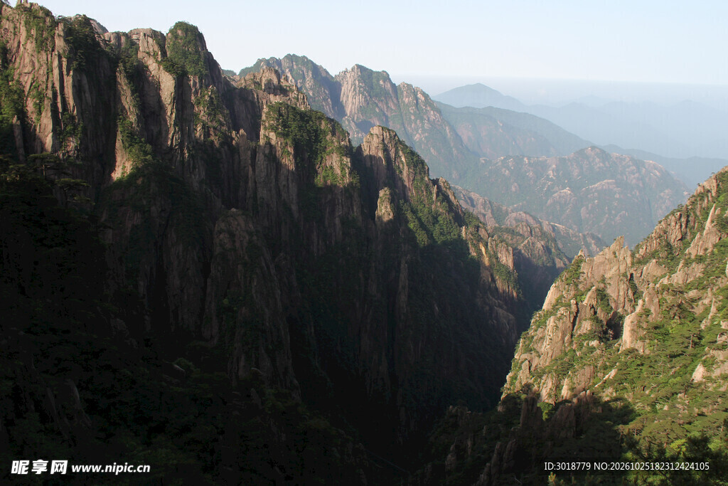 层叠山峦山野风光