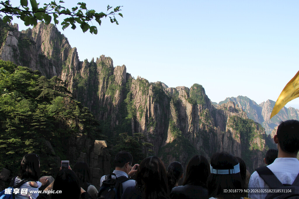 山岳景区游客观景