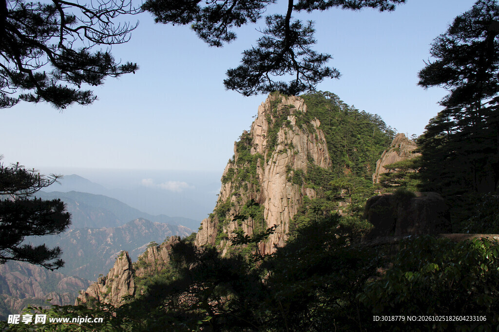 青松掩映奇峰山景