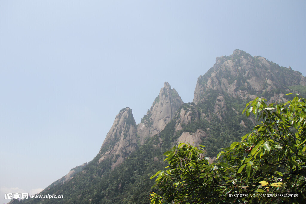 晴空下的青山峰峦