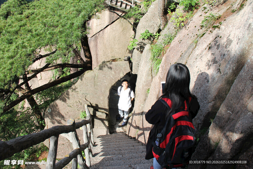 山间栈道游客拍照