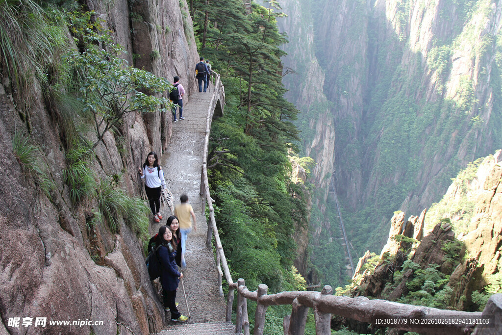 山间绝壁登山栈道