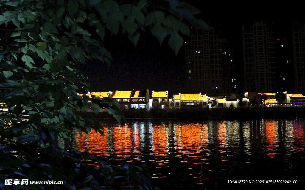 河畔夜景灯光倒影