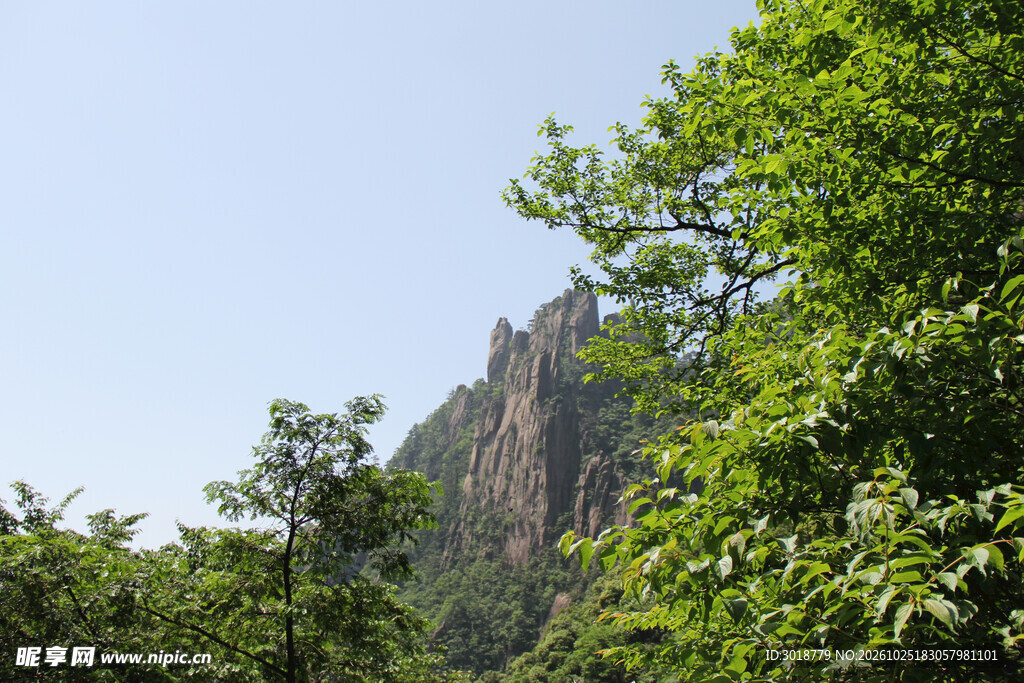 山林晴日崖壁风光