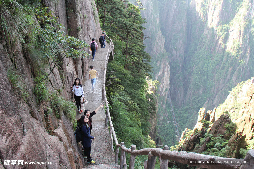 绝壁栈道游人登山观景
