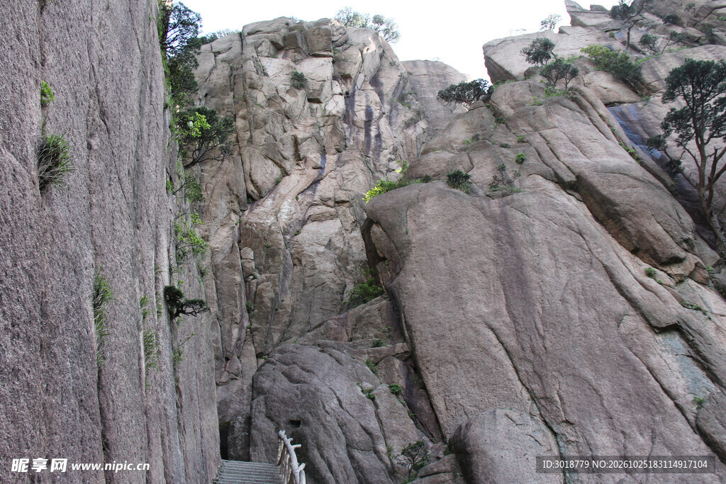 山间岩石峡谷风光