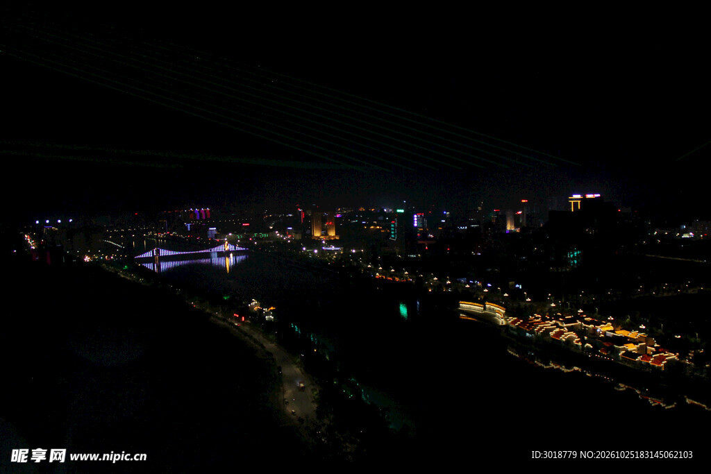 城市河畔夜景