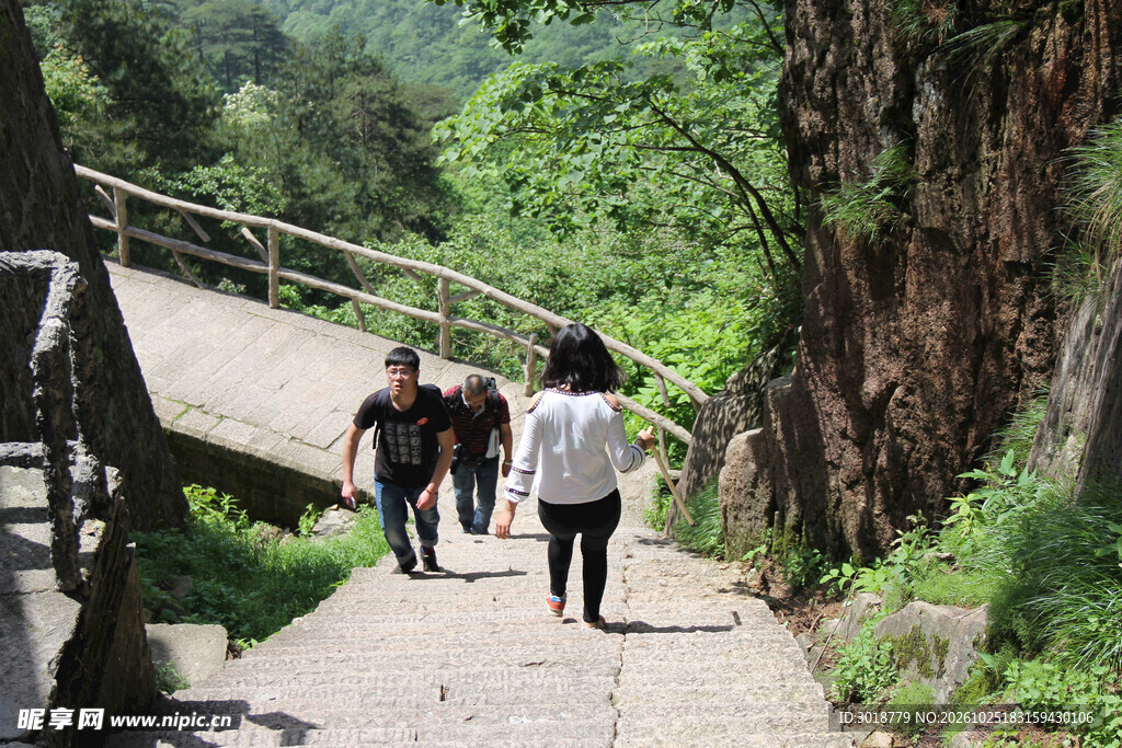 山间步道游人漫步