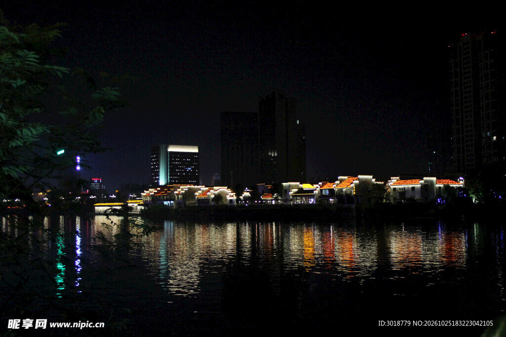 河畔城市夜景