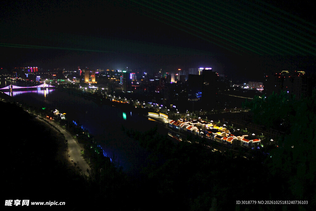 河畔城市夜景