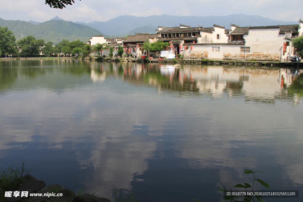 江南水乡古村湖畔风光