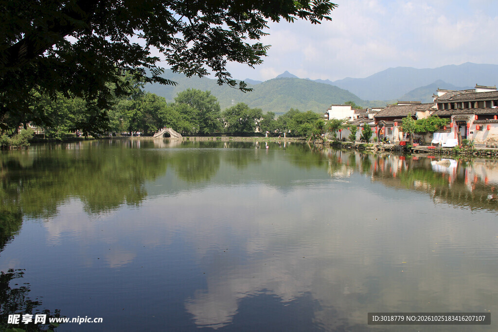 江南古村湖畔风光