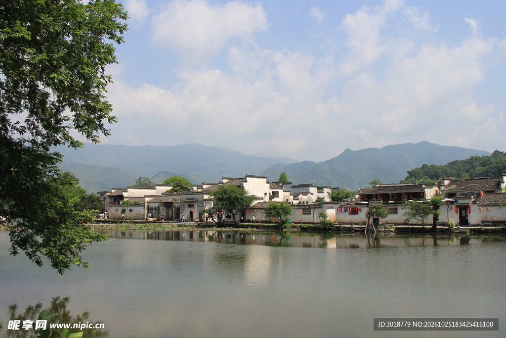 临水古村山水风光