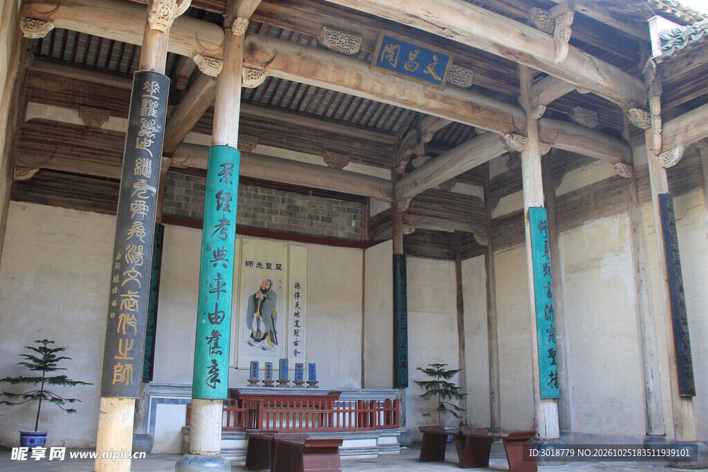 中式古祠堂厅堂内景