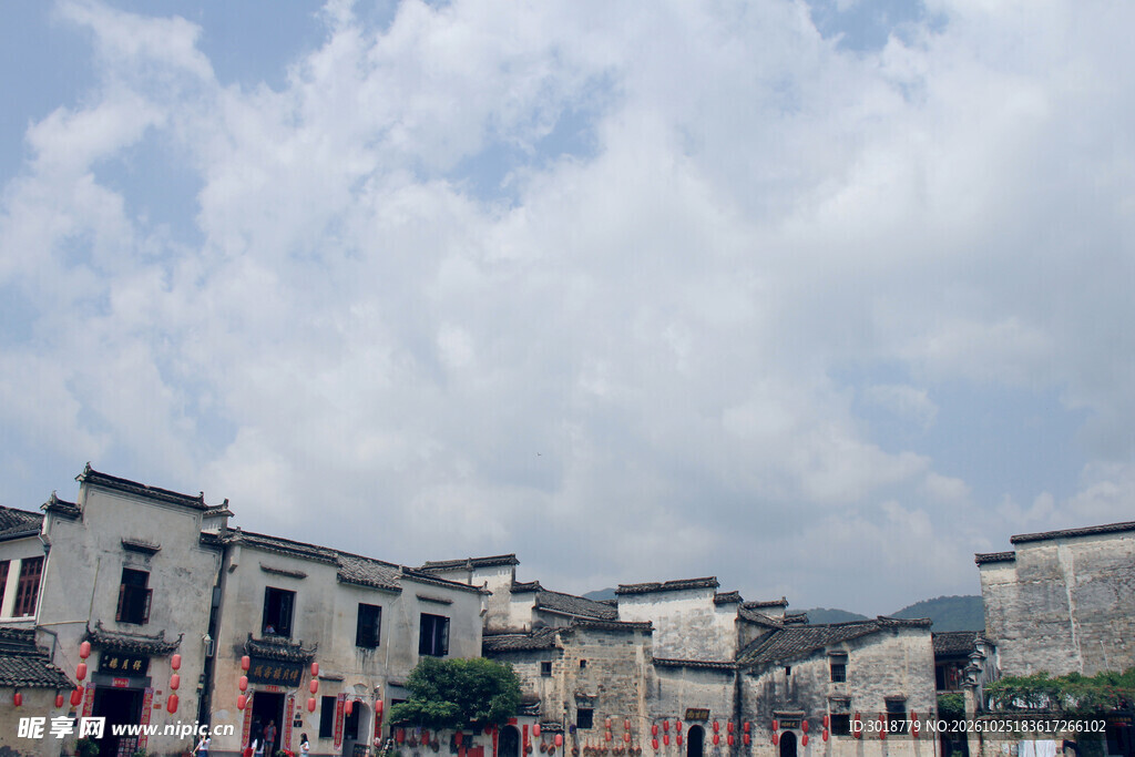 蓝天下的徽派古村落