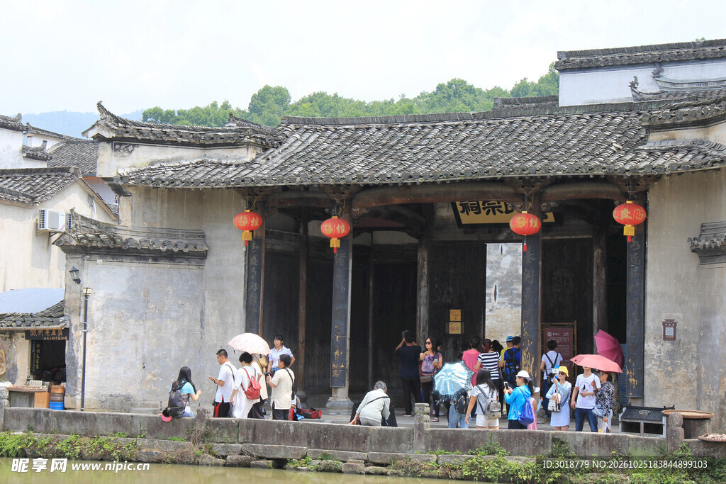 徽派古建景区游客游览