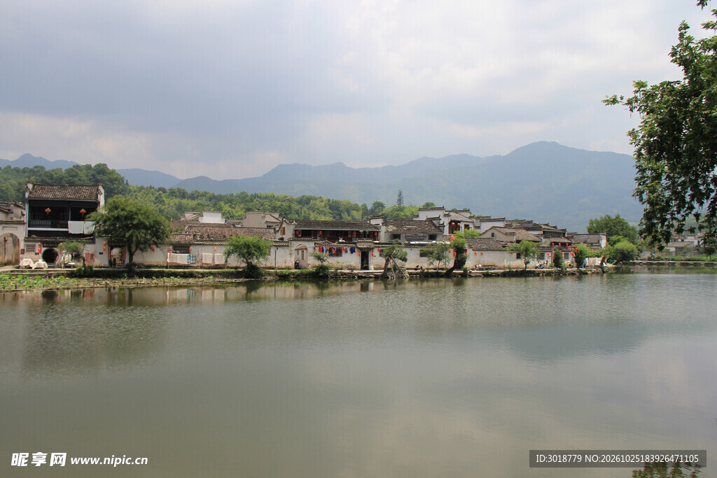 临水古村山水风光