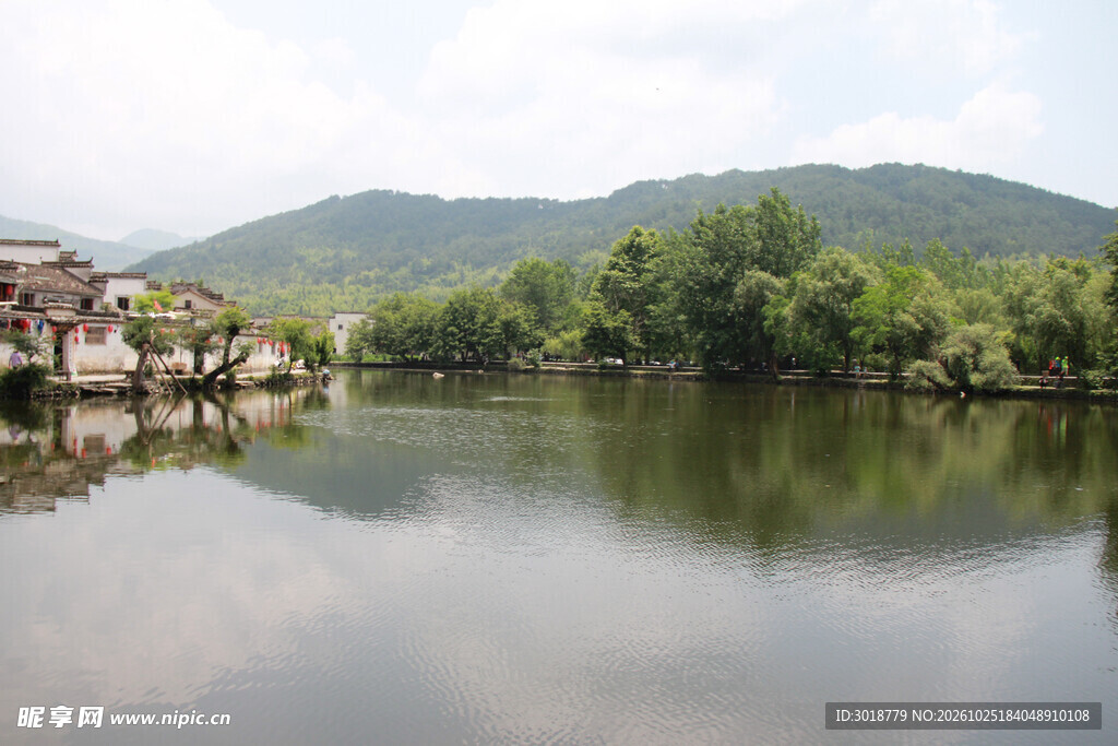 湖畔乡村山水风光