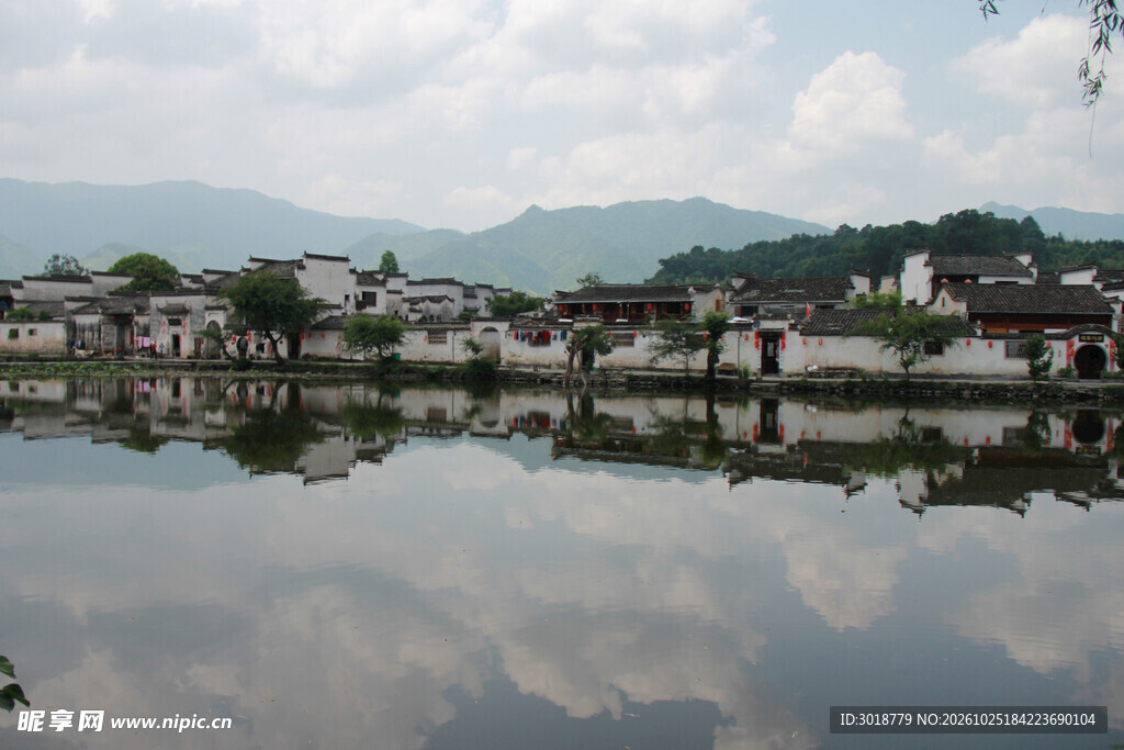 水乡古村湖畔风光