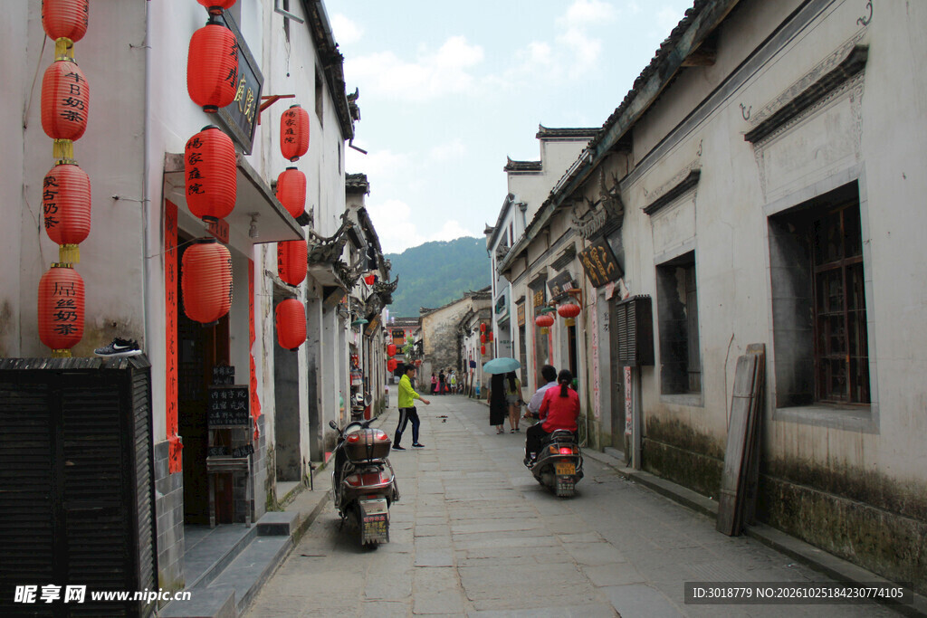 古镇老街红灯笼街景