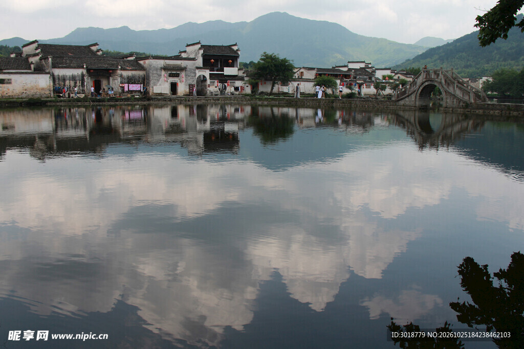 江南古村水畔倒影