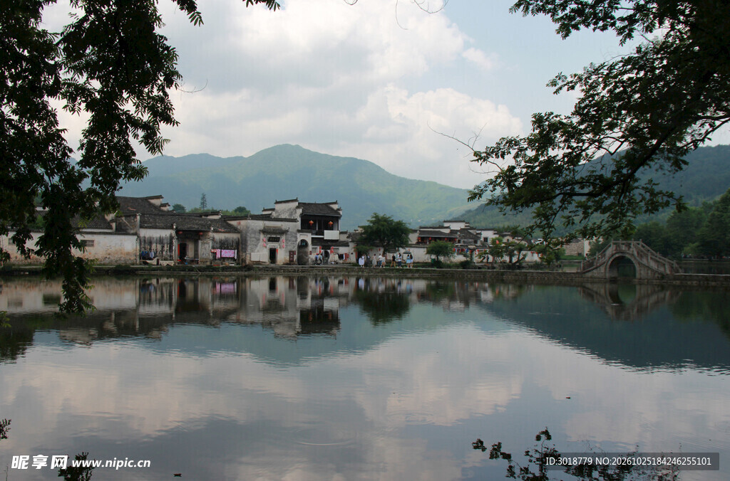 湖畔古村山水风光