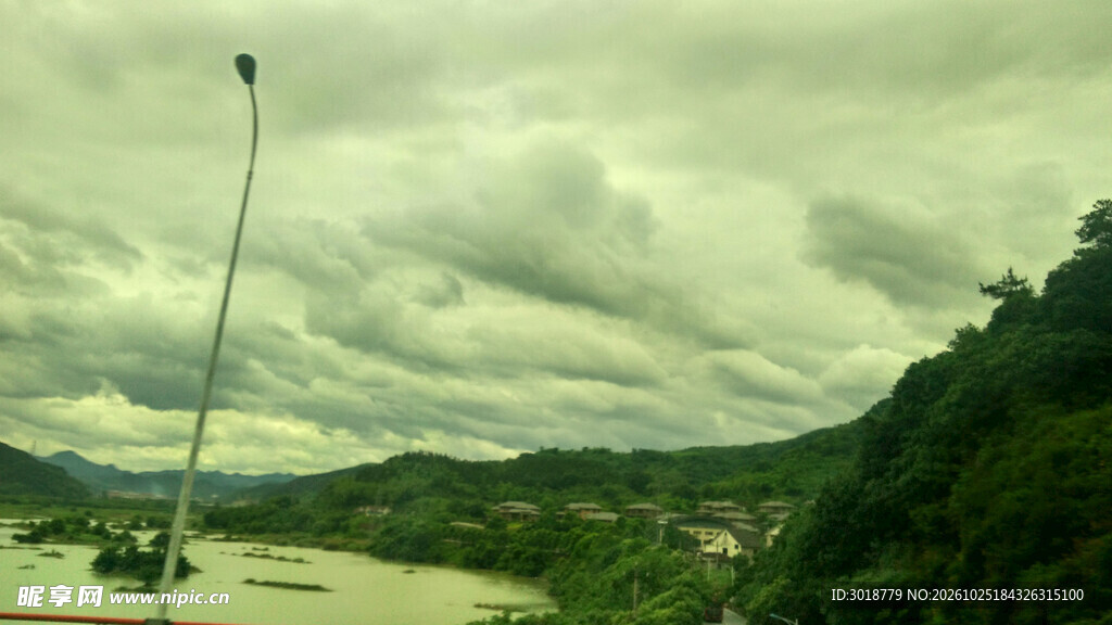 江畔阴云山野风光