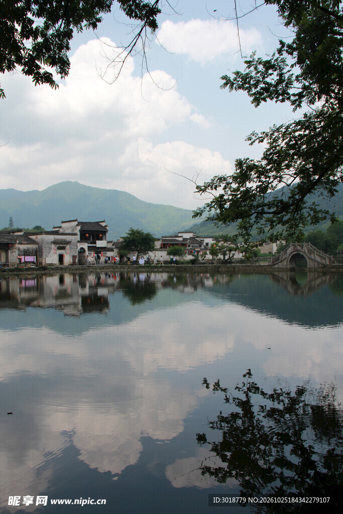 江南古村湖畔风光