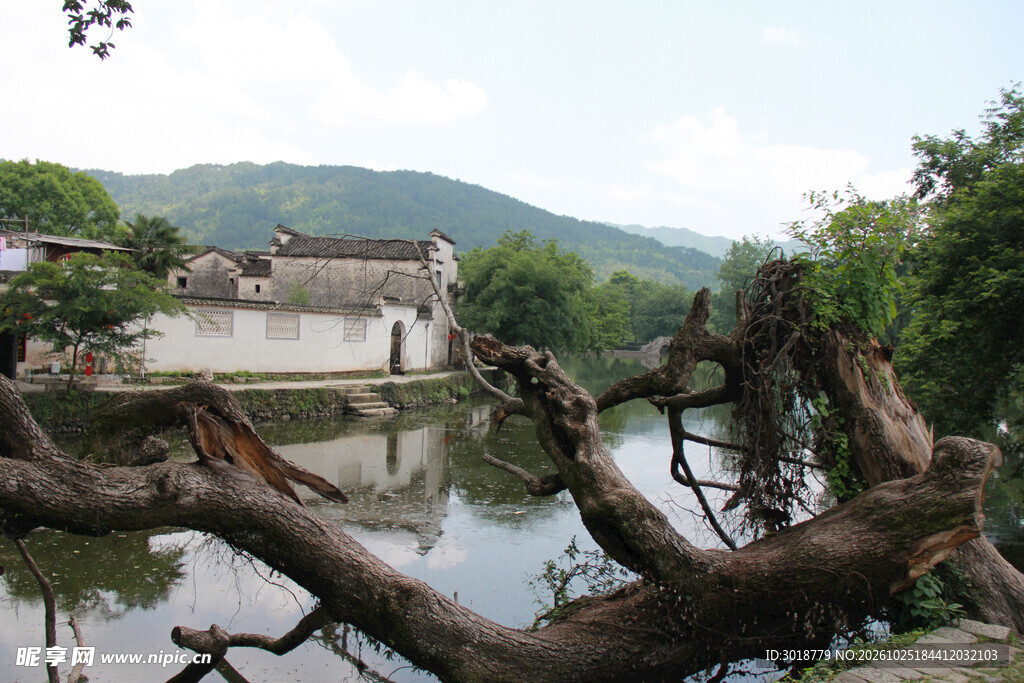 水畔古村山水风光