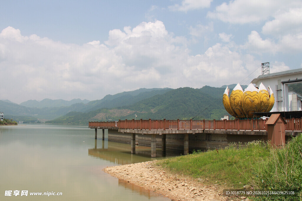 湖畔山水风光