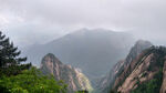 雾中山峦自然风光