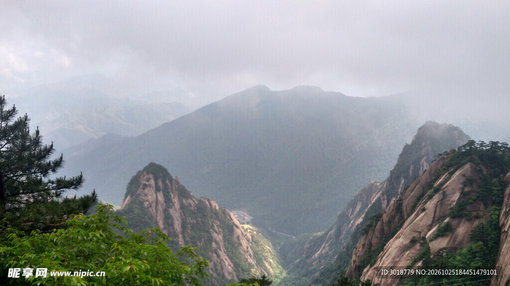 雾中山峦自然风光