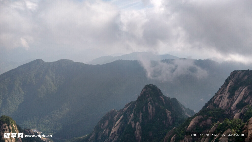 云雾笼罩层叠山峦