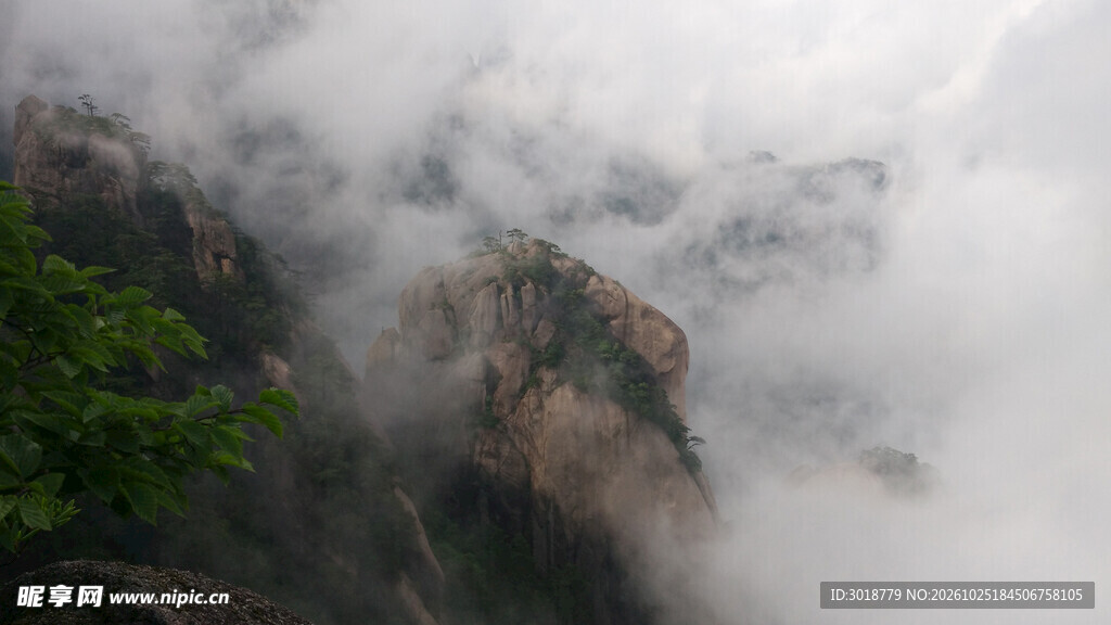 云雾缭绕山间奇峰