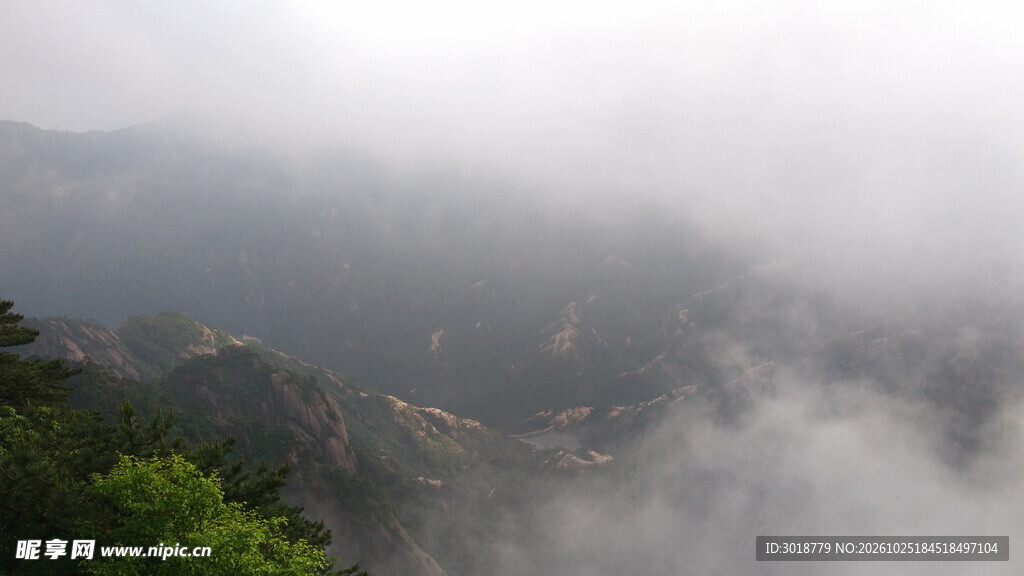 雾绕山峦山野风光