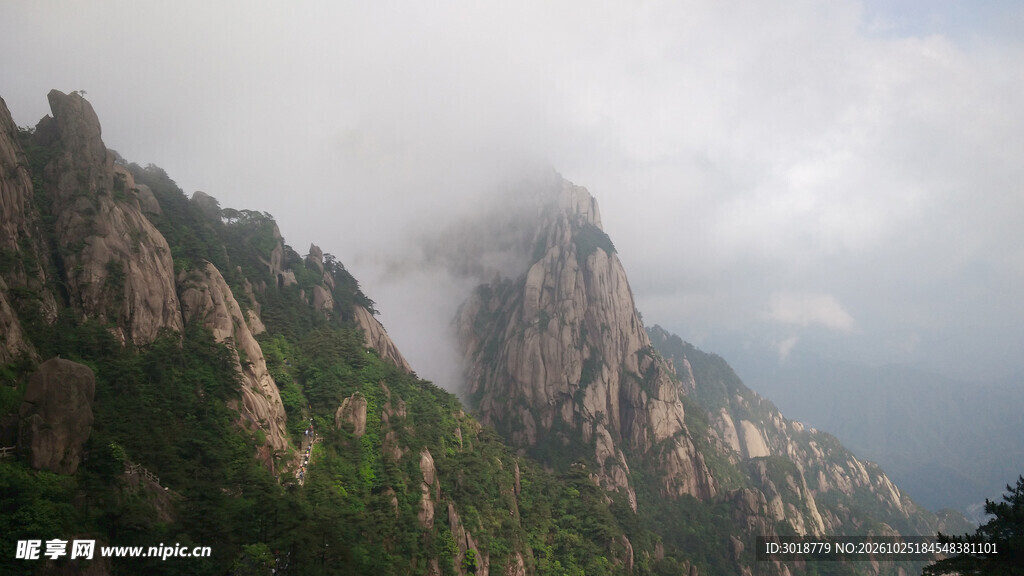 雾绕奇峰山野风光