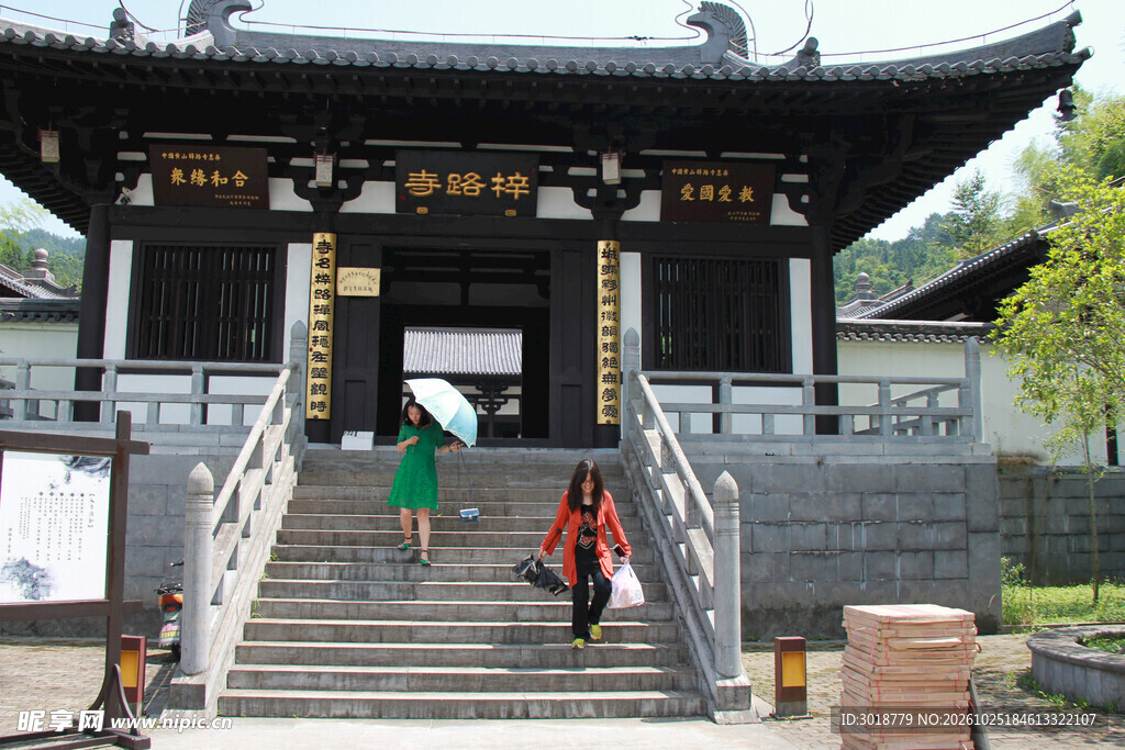 中式古建山门入口