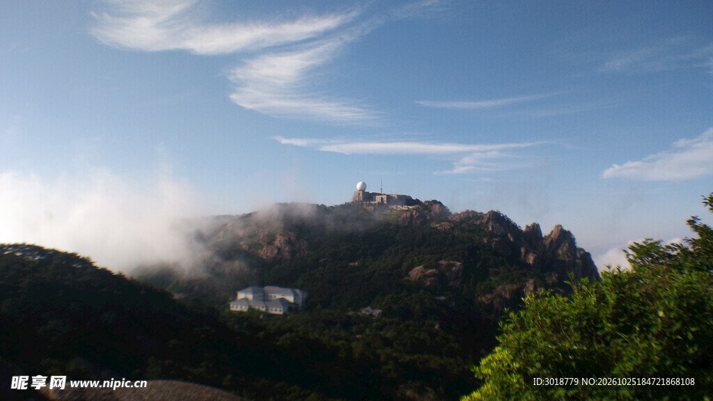 雾绕山巅晴空自然风景