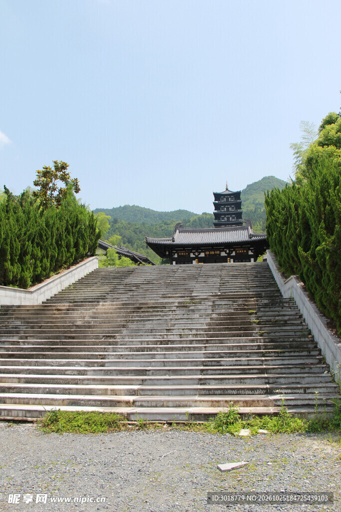 长阶远眺古寺塔楼
