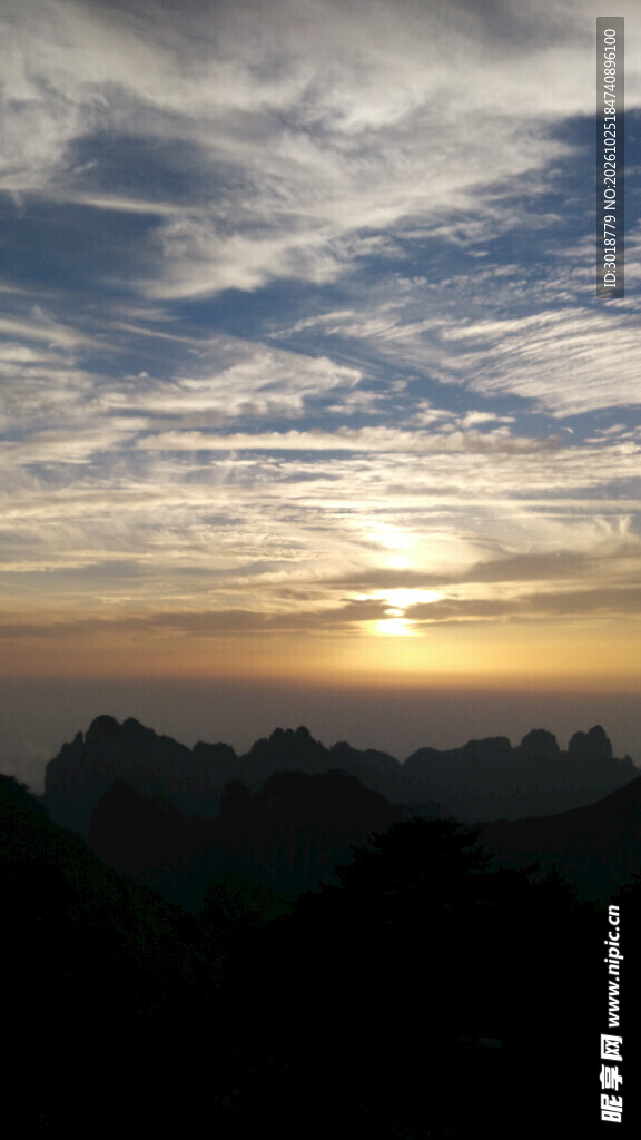 黄昏日落远山云景