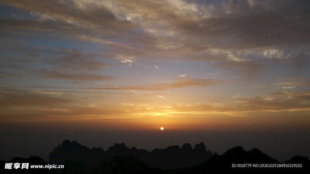远山日落黄昏美景