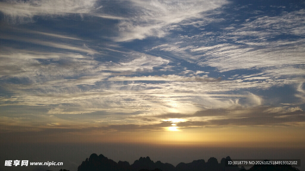 黄昏层云日落美景